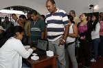 Largas filas de venezolanos se aprecian desde horas tempranas frente a los colegios electorales.