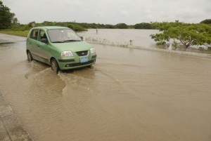 El agua sobrepasó la carretera en un tramo de la vía que une a Sancti Spíritus con Jatibonico. (foto: Vicente Brito)