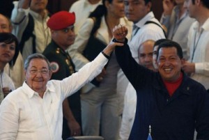 Raúl felicita a Chávez. (foto: Reuters)