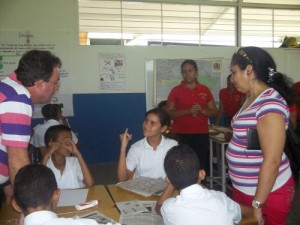 Junto a otra colaboradora cubana mientras compartía con niños captados para la Educación Especial.(foto: Cortesía del entrevistado)