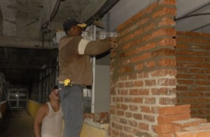 Los constructores intentan recuperar la vitalidad de la sala de quemados en la Torre B.