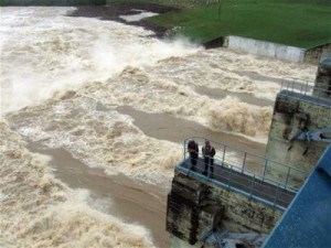 Compuertas de la presa Zaza, la mayor de Cuba, evacuando agua para reducir el volumen embalsado.