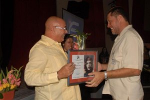 La provincia espirituana, ganadora de la emulación nacional, recibe el reconocimiento de la ANEC. (Foto: Vicente Brito)