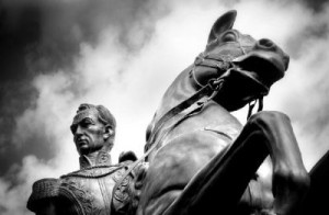 El filme pretende mostrar a Bolívar como ser humano, alejado del pedestal de héroe.