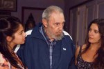 Fidel Castro con Karol Cariola (izquierda) y Camila Vallejo.