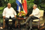 Raúl Castro y Desiré Delano Bouterse durante el intercambio sostenido en La Habana. (foto: Granma)