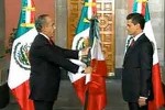 Presidente saliente de México traslada el mando al entrante.