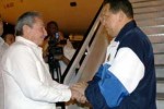 Raúl recibió a Chávez a su llegada a La Habana.