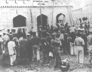 Soldados rebeldes y guardias junto al cuartel de Fomento acabado de rendir.