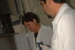 Los investigadores desarrollando el método bioquímico en el laboratorio. 