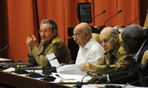El Presidente cubano asiste a la sesión plenaria del Parlamento Cubano.