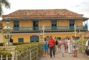 La preparación de los guías de turismo resulta esencial para evitar los dislates históricos durante los recorridos por la ciudad.(foto: Vicente Brito)