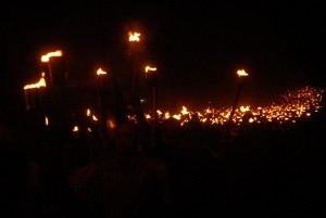 Los espirituanos dieron vida a un río de antorchas.