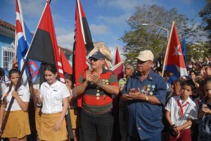 Protagonistas de la Caravana de la Libertad en Sancti Spíritus acompañaron a los pioneros en la rememoración del suceso. Foto: Oscar Alfonso AIN