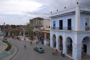 Lugares emblemáticos como el Parque Serafín Sánchez reciben los beneficios de la rehabilitación y remodelación. 