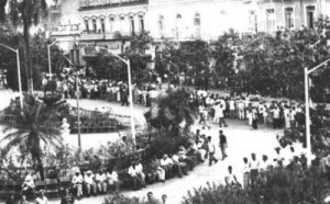Parque Serafín Sánchez. Desde horas tempranas, un mar de pueblo espera la llegada de Fidel aquel 6 de enero de 1959.
