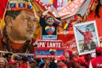  Miles de personas se concentraron frente al Palacio de Miraflores para apoyar al presidente Chávez. 