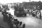 Por la Carretera Central, la larga caravana enrumba hacia occidente. 