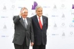 Raúl Castro y el mandatario de Chile a la llegada del presidente cubano a la sede de la cita.