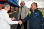Raúl saluda a Diosdado Cabello, presidente de la Asamblea Nacional, quien llegó a La Habana junto a Rafael Ramírez, vicepresidente del gobierno venezolano.