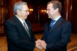 El primer ministro de Rusia, Dmitri Medvédev con el presidente de su Consejo de Estado y de Ministros Raúl Castro,11 de julio 2012.)