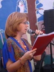 Liudmila Quincoses, gestora de la escribanía Dollz y del Concurso Internacional Cartas de Amor, interviene en la ceremonia de premiación.
