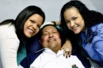 El presidente venezolano, Hugo Chávez, junto a sus hijas. 