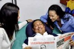 Chávez se lo ve sonriente junto a sus hijas.