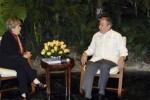 Dialoga Raúl Castro con Alicia Bárcena, Secretaria Ejecutiva de la CEPAL. (foto: Estudios Revolución)