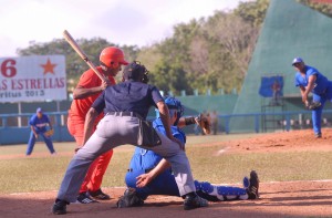 Ilustres veteranos del béisbol cubano le dejaron el terreno caliente a las estrellas actuales. Foto Oscar Alfonso.