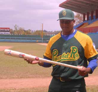 Pelotero cubano Alfredo Despaigne recibe obsequio de de uno de Los Cinco.