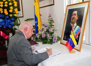 Machado Ventura firma el libro condolencias por el fallecimiento del presidente venezolano Hugo Chávez.