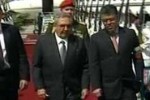 Raúl Castro fue recibido con honores por el Canciller de la República, Elías Jaua, en el aeropuerto internacional Simón Bolívar de Maiquetía. (Foto: Telesur)