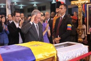 El General de Ejército Raúl Castro Ruz, presidente de los Consejos de Estado y de Ministros de la República de Cuba despidió con un respetuoso saludo al líder venezolano. 