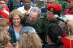 Chavéz y Fidel junto a familiares de los Cinco.