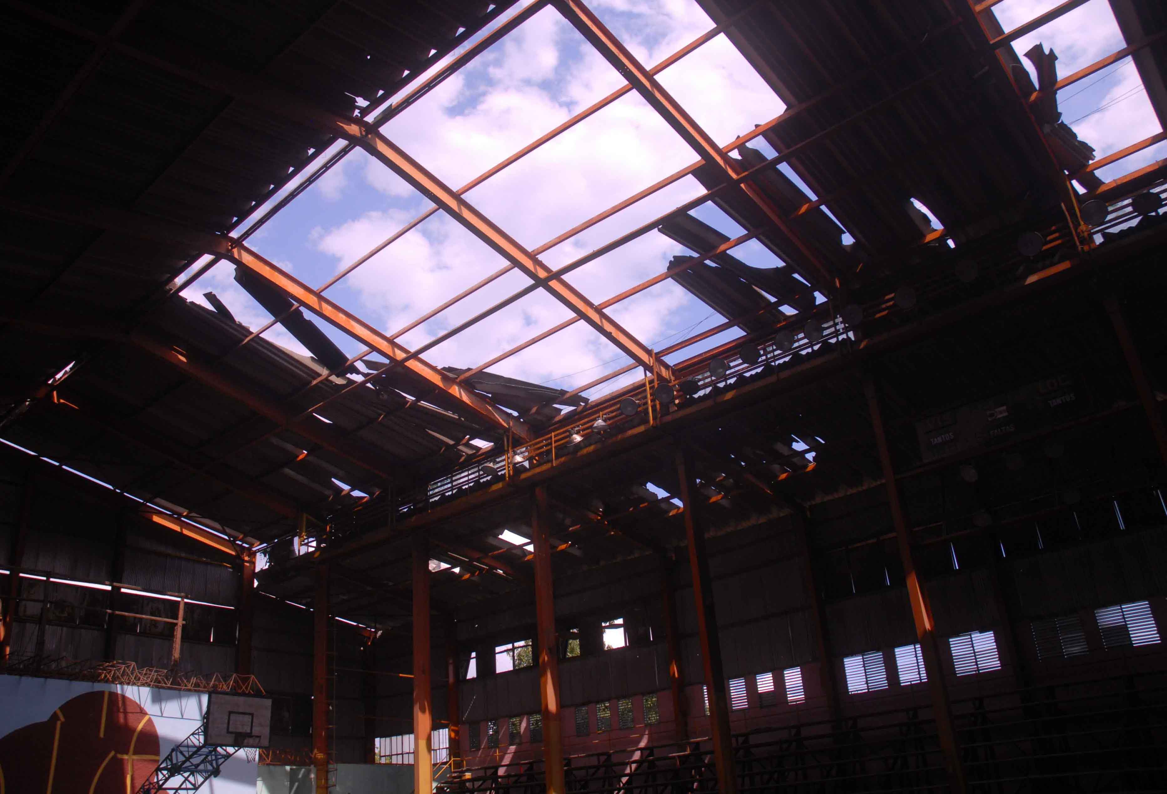 La sala deportiva Yara figura entre los sitios más golpeados por la tormenta. Foto Oscar Alfonso.