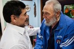 Fidel durante su fraternal encuentro con el exfutbolista argentino.