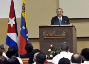 Raúl comenzó su intervención rindiéndole tributo a la memoria del mejor amigo de Cuba, Hugo Chávez. 