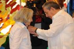 Al finalizar la ceremonia, Raúl Castro conversó con la intelectual y sus familiares.