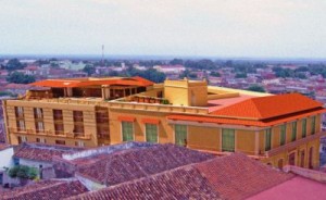 El proyecto de hotel previsto para el Palacio Iznaga incluye la construcción de un edificio contemporáneo que respetará los códigos arquitectónicos del inmueble original. 