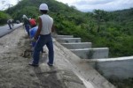 La rehabilitación de obras de fábrica para facilitar el paso del agua figura entre las labores ejecutadas en el vial de la montaña. (foto: Vicente Brito)