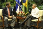 Raúl y Fernando Pimentel conversaron sobre el excelente estado de las relaciones bilaterales y ratificaron la voluntad de continuar fortaleciéndolas. (foto: Estudios Revolución)