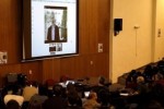 Estudiantes universitarios participan en una teleconferencia con el fundador de WikiLeaks, Julian Assange (pantalla) en el Aula Magna de la Facultad de Psicología, en Montevideo (Uruguay). (foto: EFE)