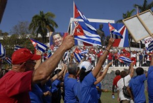 Las banderas cubanas fueron recurrentes para brindar gran colorido al desfile. 