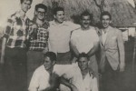 Durante el entrenamiento previo al Moncada. Junto a Fidel, aparecen en la foto Abel Santamaría, Antonio “Ñico” López (al lado de Abel), José Luis Tasende (extremo derecho), Ernesto Tizol (delante, a la derecha) y otros amigos de los jóvenes de la Generación del Centenario.