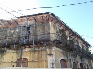 El deterioro ha venido trepando por los muros y arcos de medio punto desde hace más de 20 años.