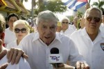 Posada Carriles vive en Miami sin impedimentos legales, a pesar de ser reclamada su extradición por Cuba y Venezuela por la voladura de un avión comercial cubano en 1976, atentado en el que perecieron 73 personas.