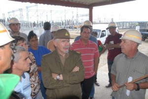 Durante su recorrido Ramiro Valdés se interesó por la marcha de las inversiones. (Foto: Vicente Brito).