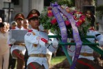 La urna con los restos fue trasladada por un integrante de la Unidad Especial de Ceremonias de las FAR, al igual que las ofrendas florales enviadas por Fidel y Raúl. (foto: Barreras Ferrán).