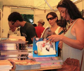 La presentación y venta de libros figura entre las opciones de la etapa.